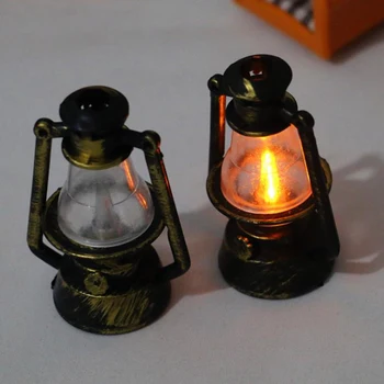 1DB 1:12 Babaház Retro Shineable Bronz Petróleum Lámpa, LED-es Beépített Gyermekek Baba-Ajándék, Játék Miniatűr Bútorok DIY Játék